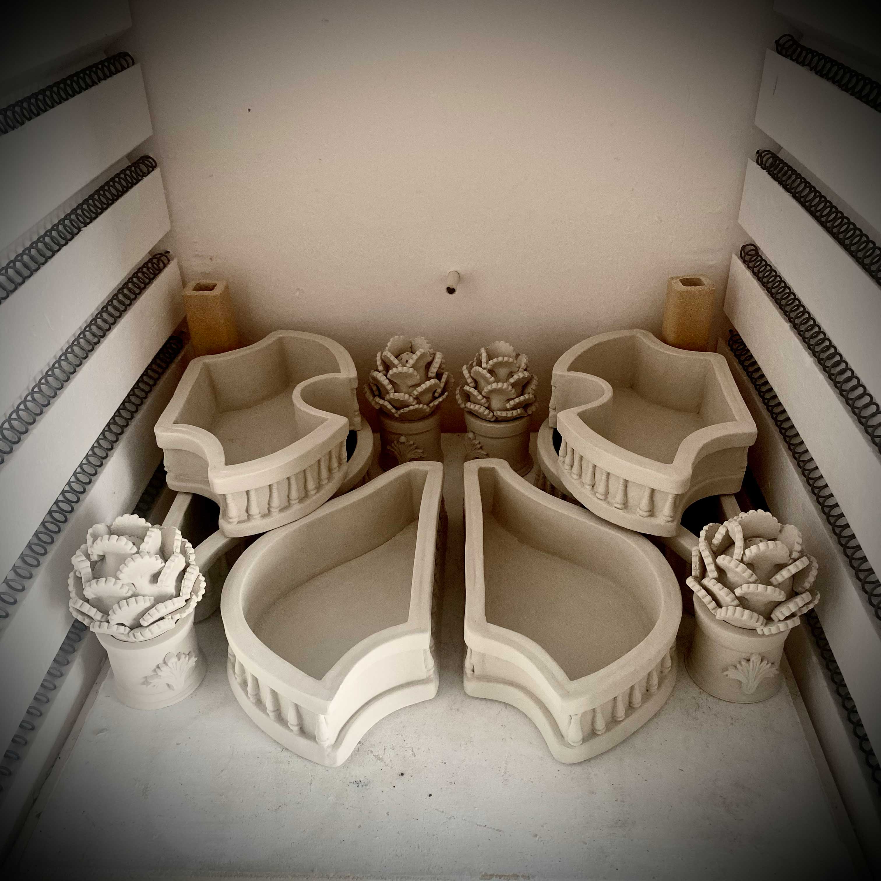 INTERNO FORNO CON PEZZI IN CERAMICA PRONTI ALLA COTTURA