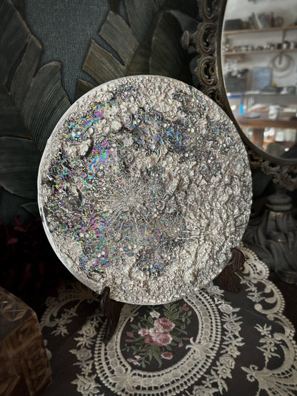 Luna piena iridescente in ceramica di grande formato, con riflessi che cambiano con la luce
