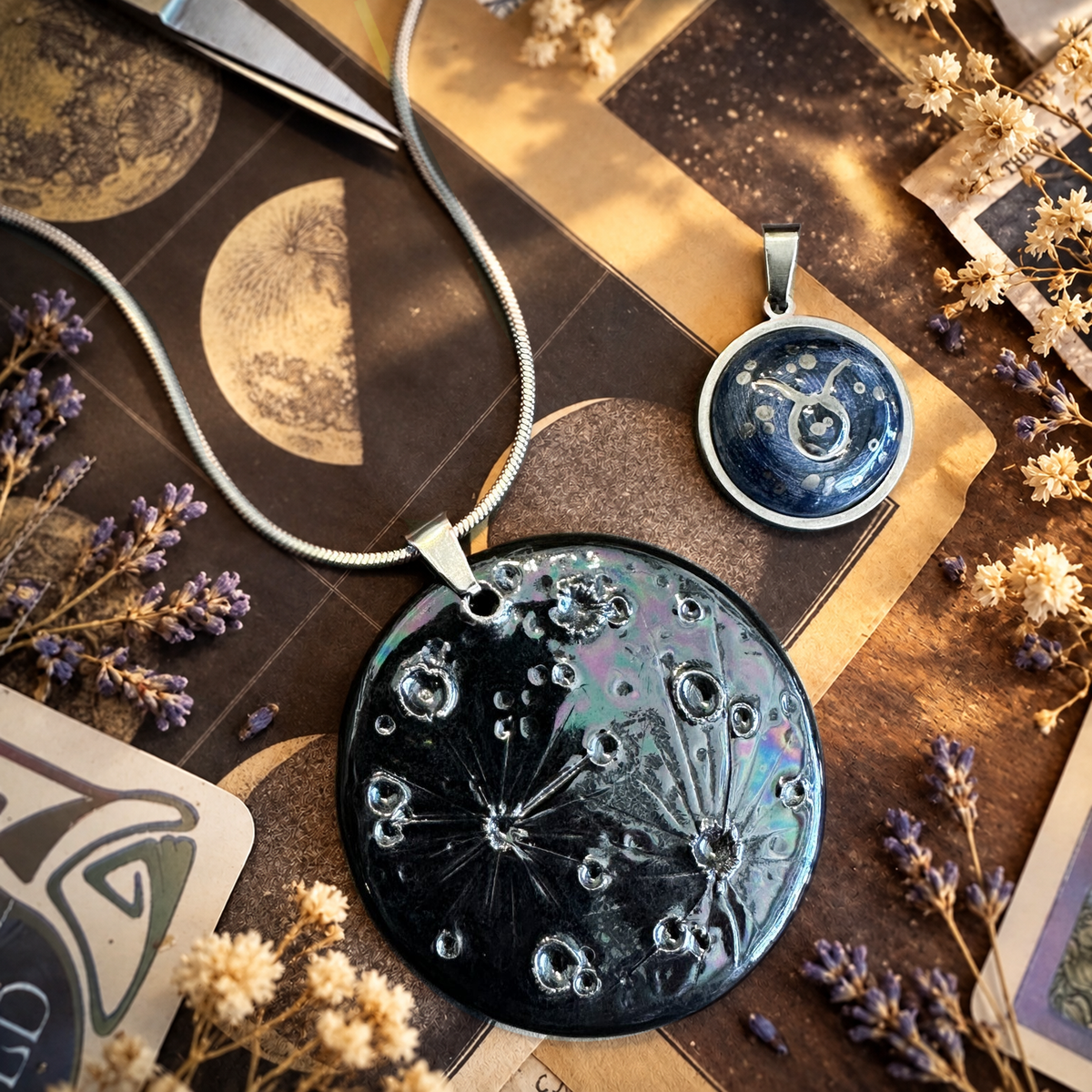 Luna Nuova, ciondolo lunare in ceramica – scheda 03
