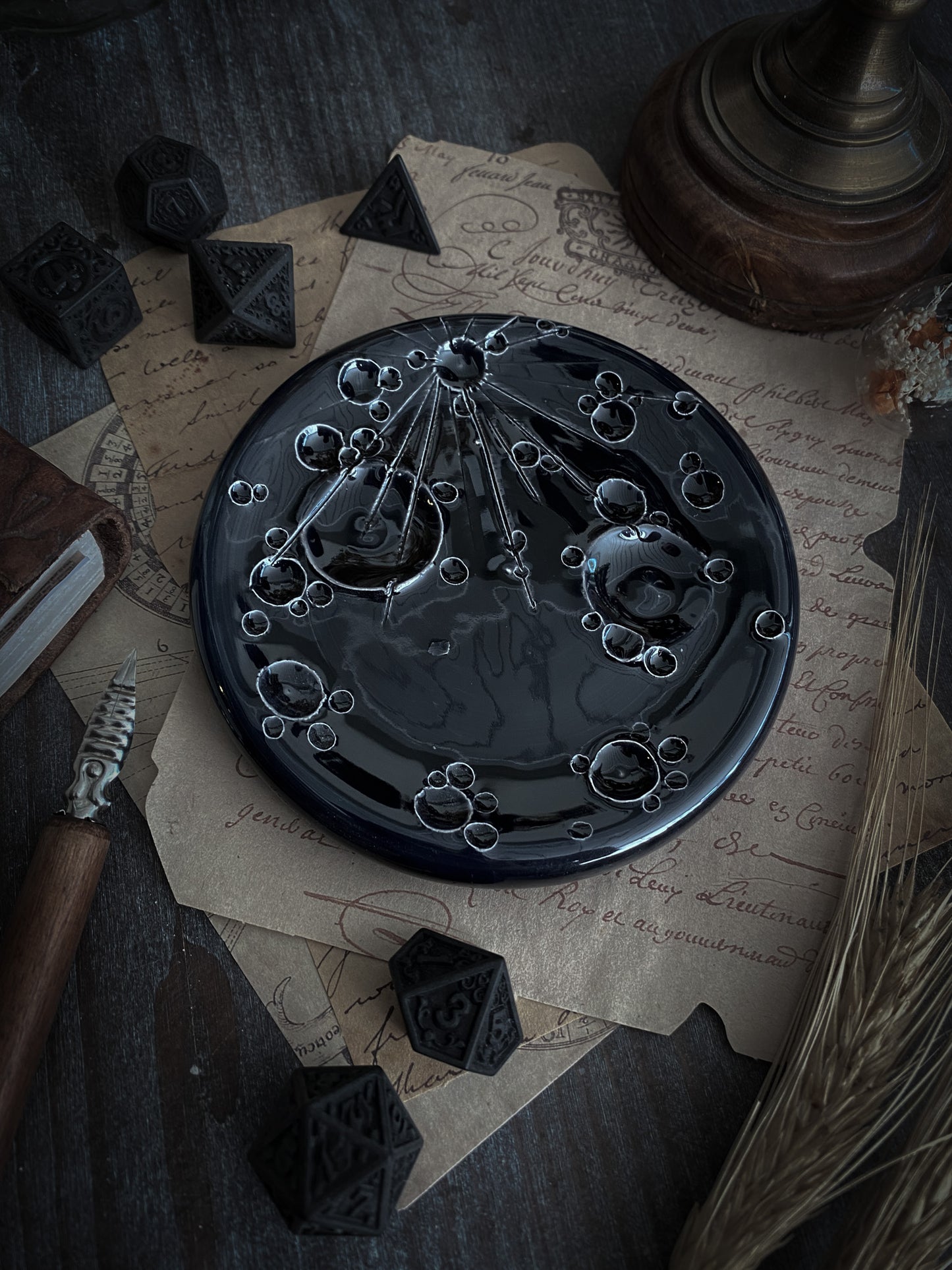 PIATTINO LUNARE IN CERAMICA NERO, SU SCRITTOIO CON OGGETTI VINTAGE