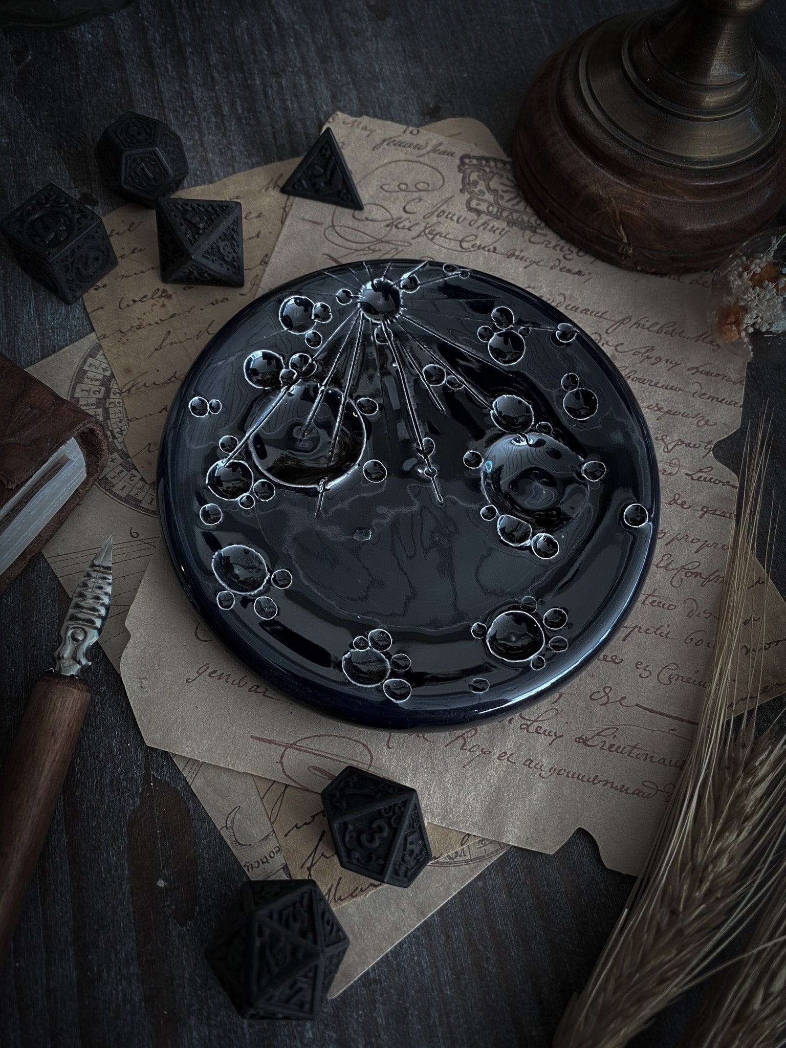 PIATTINO LUNARE IN CERAMICA NERO, SU SCRITTOIO CON OGGETTI VINTAGE