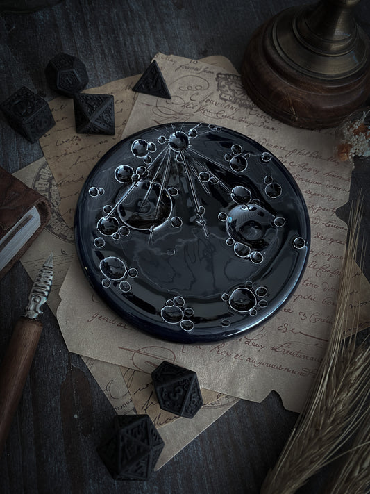 PIATTINO LUNARE IN CERAMICA NERO, SU SCRITTOIO CON OGGETTI VINTAGE
