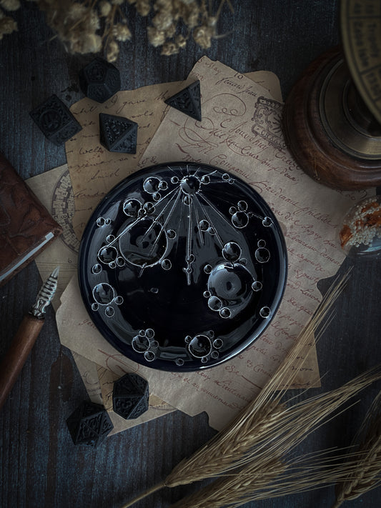 PIATTINO LUNARE IN CERAMICA NERO, SU SCRITTOIO CON OGGETTI VINTAGE