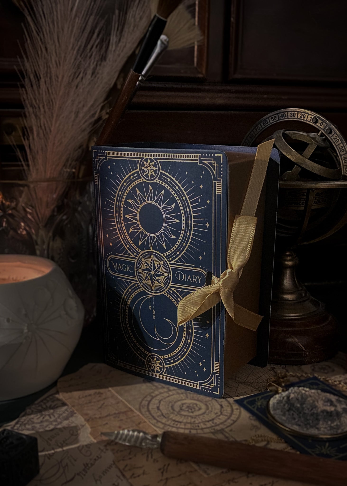Diario magico con decorazioni esoteriche e nastro dorato, un affascinante accessorio per gli amanti del mistero e della scrittura spirituale.scatola gift box