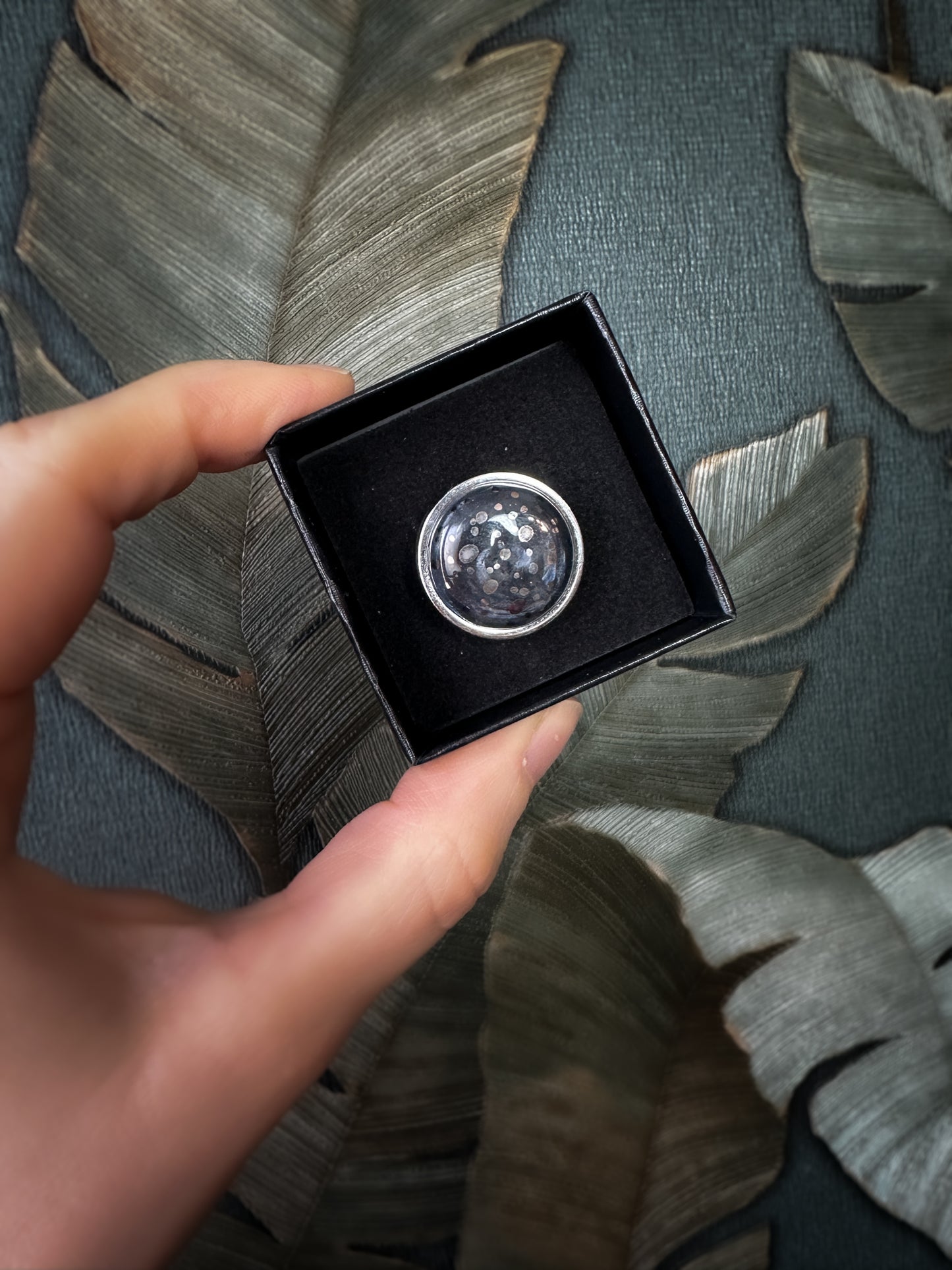 Celestial Sphere | Ciondolo Universo in Ceramica e Lustro Oro