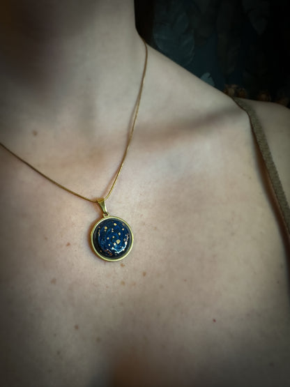 Celestial Sphere | Ciondolo Universo in Ceramica e Lustro Oro