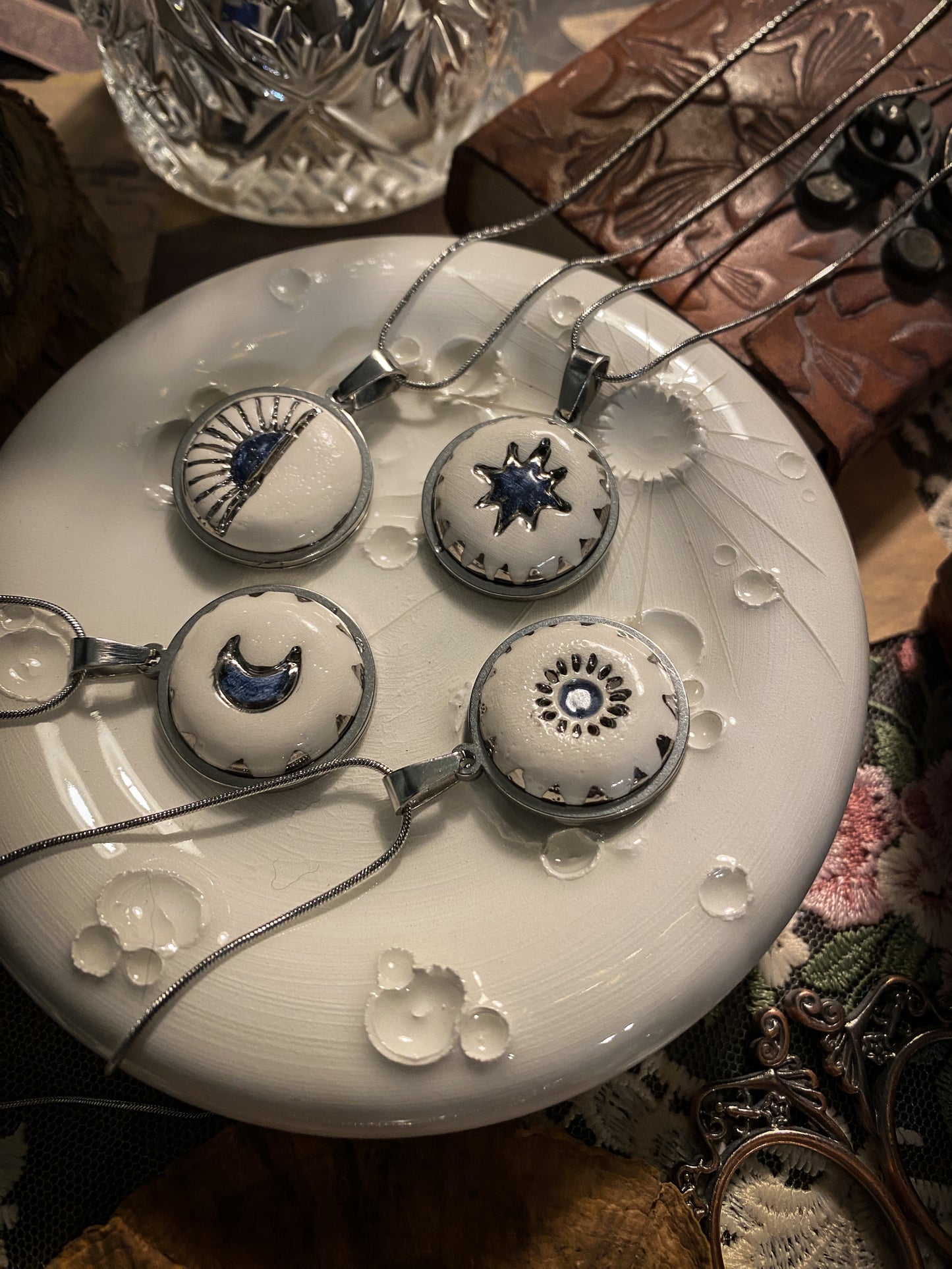 Sky Amulet | Ciondolo in ceramica e lustri oro e platino