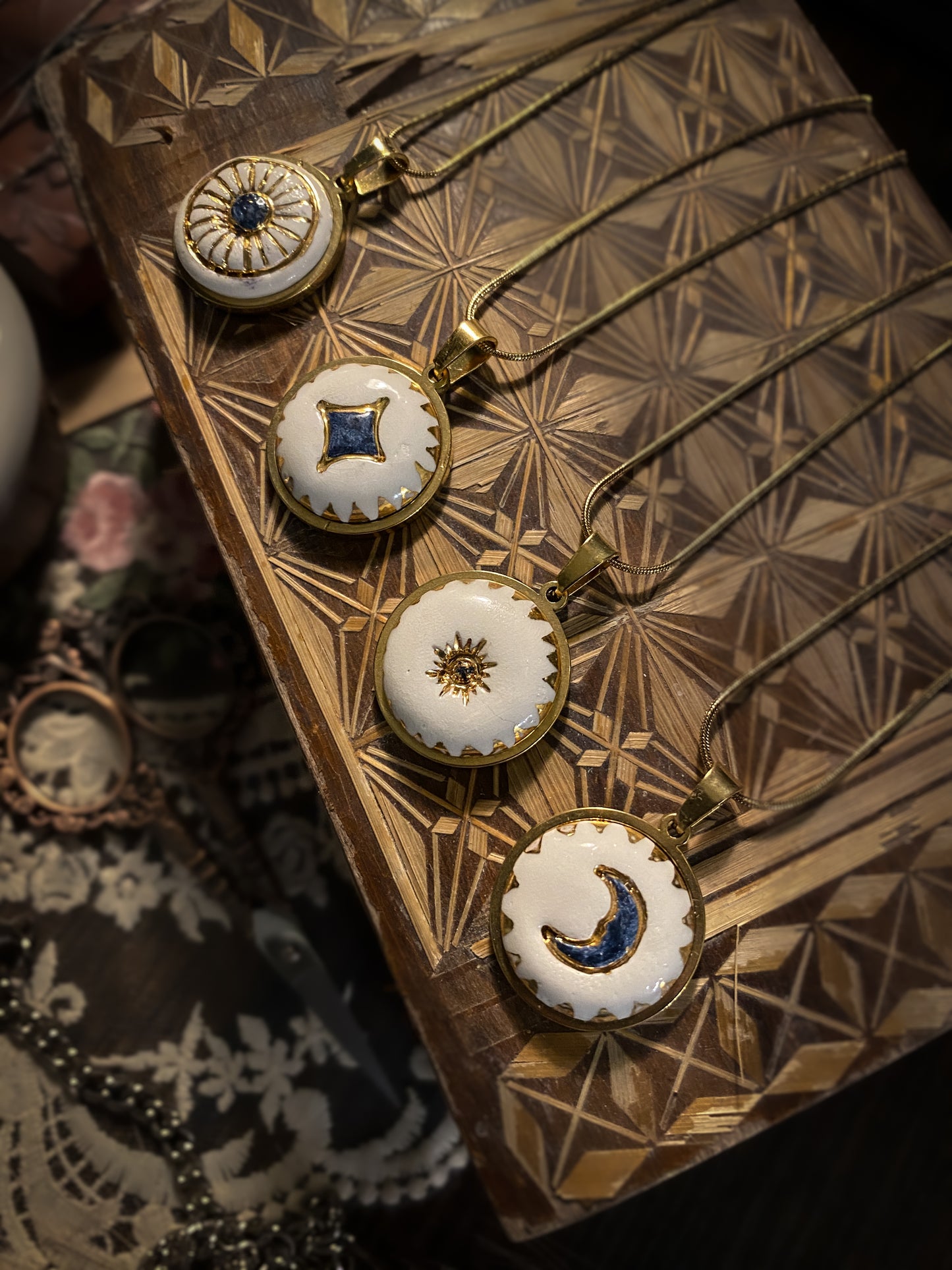 Sky Amulet | Ciondolo in ceramica e lustri oro e platino