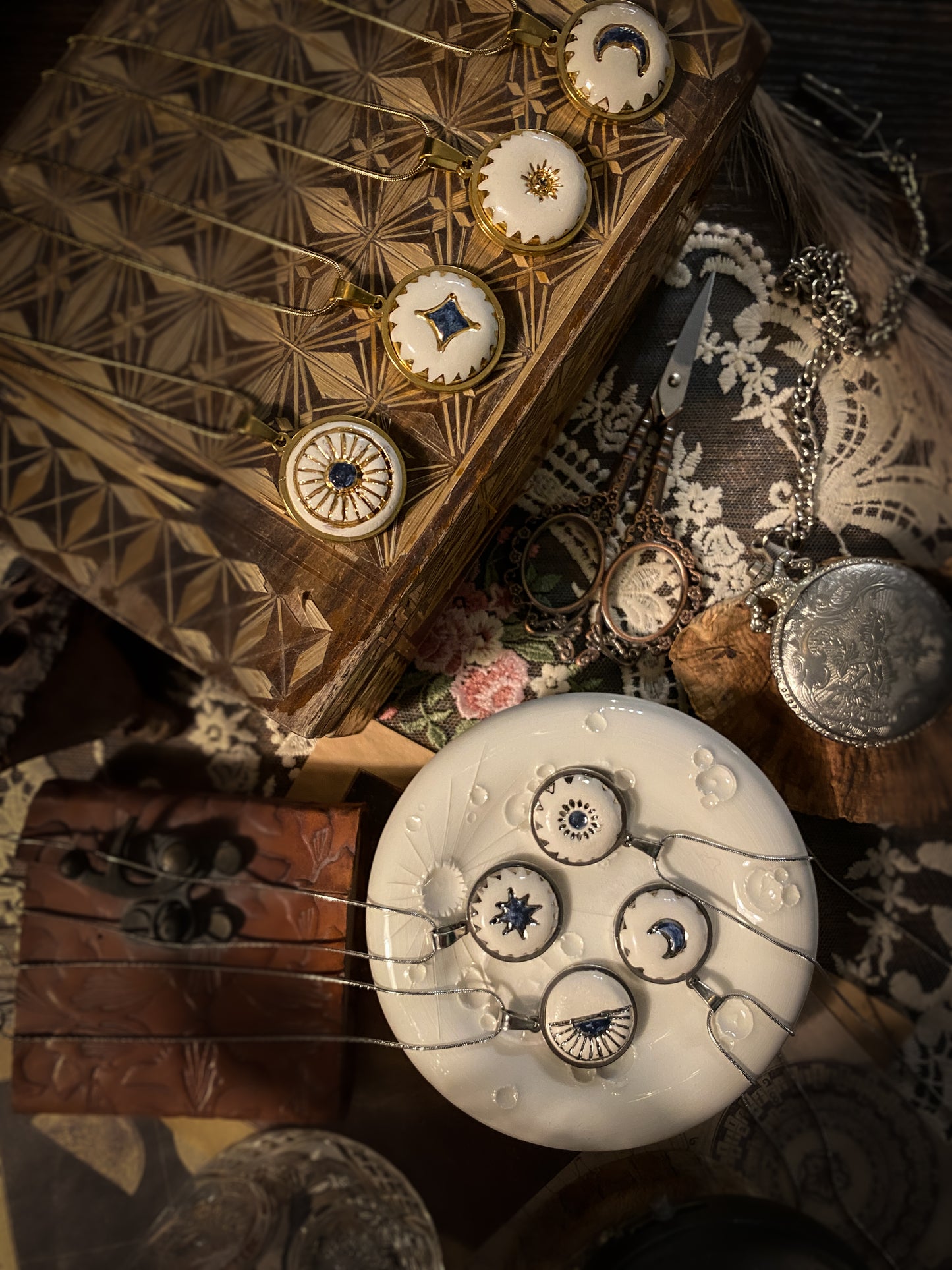 Sky Amulet | Ciondolo in ceramica e lustri oro e platino