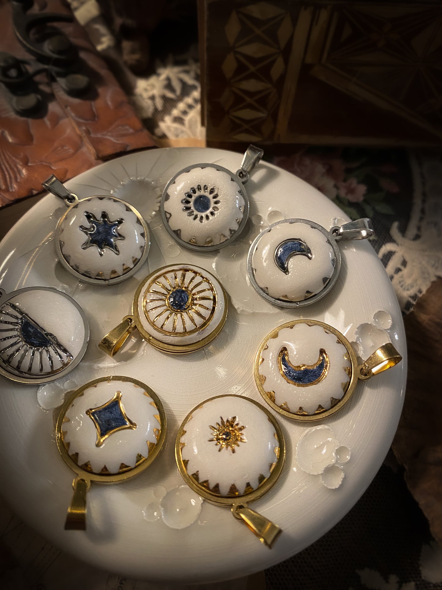 Sky Amulet | Ciondolo in ceramica e lustri oro e platino