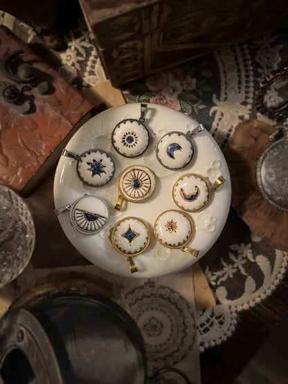Sky Amulet | Ciondolo in ceramica e lustri oro e platino
