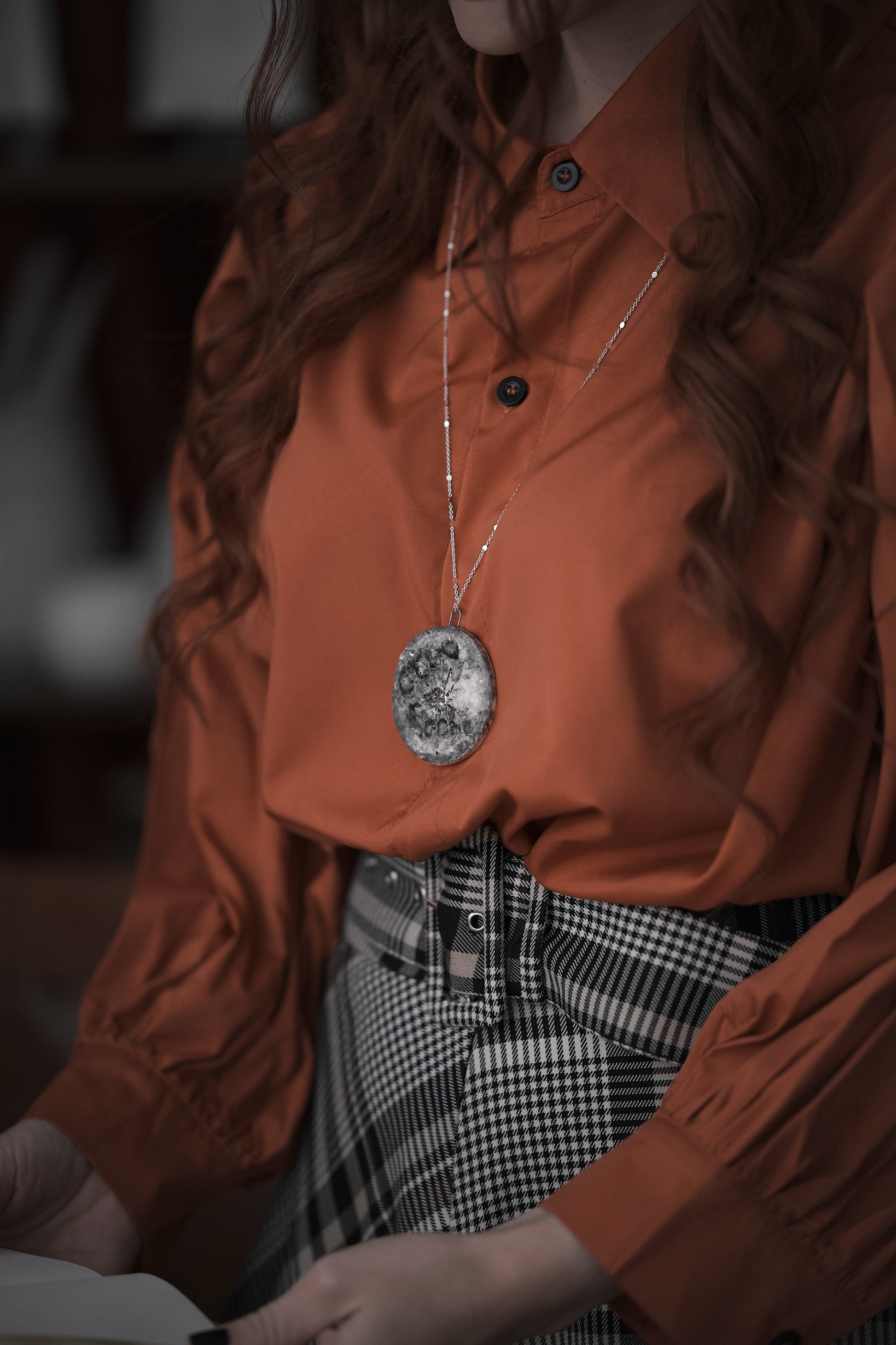 donna che indossa una collana a forma di luna in ceramica