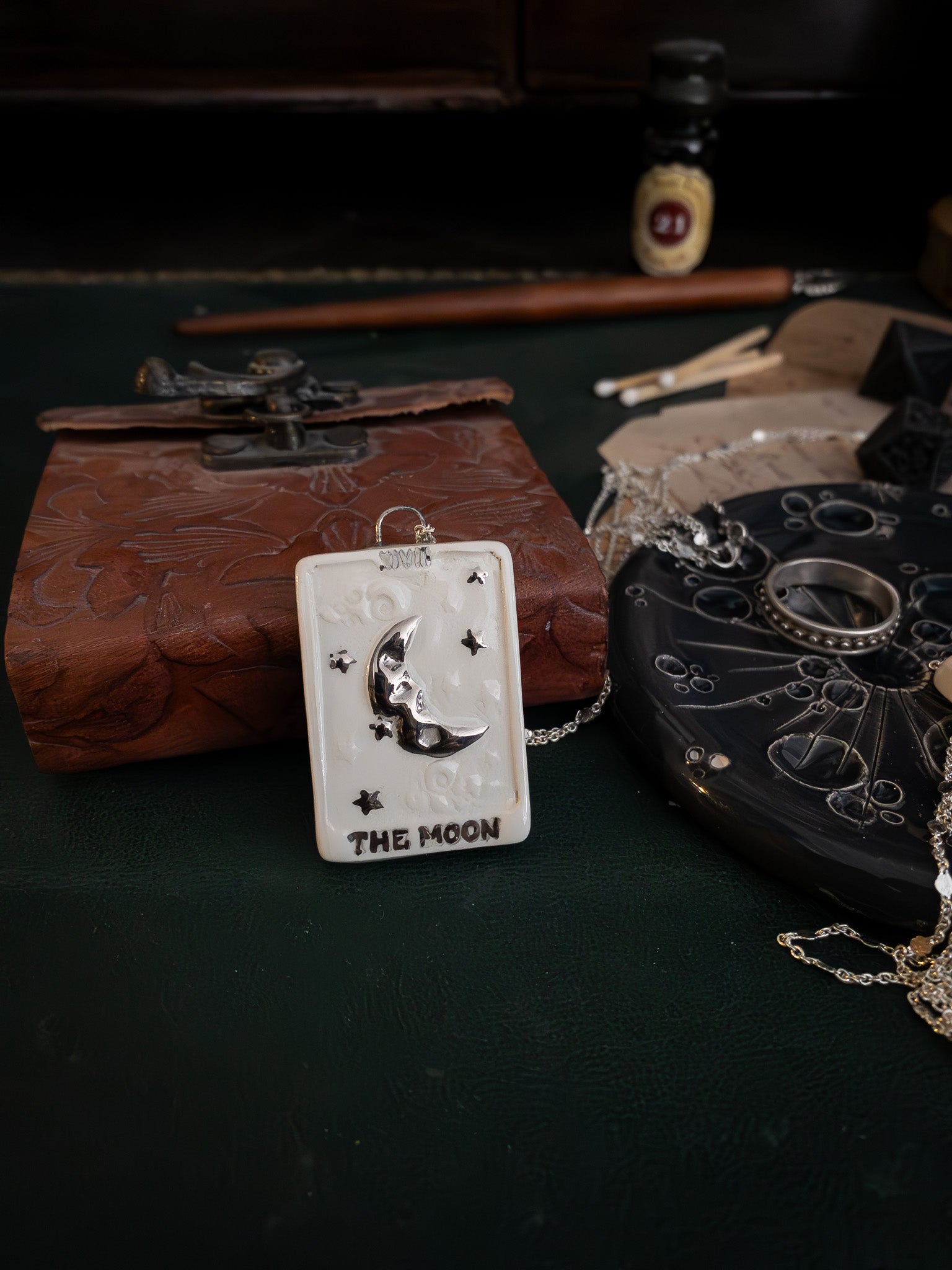 collana tarocchi in ceramica the moon su scrittoio 