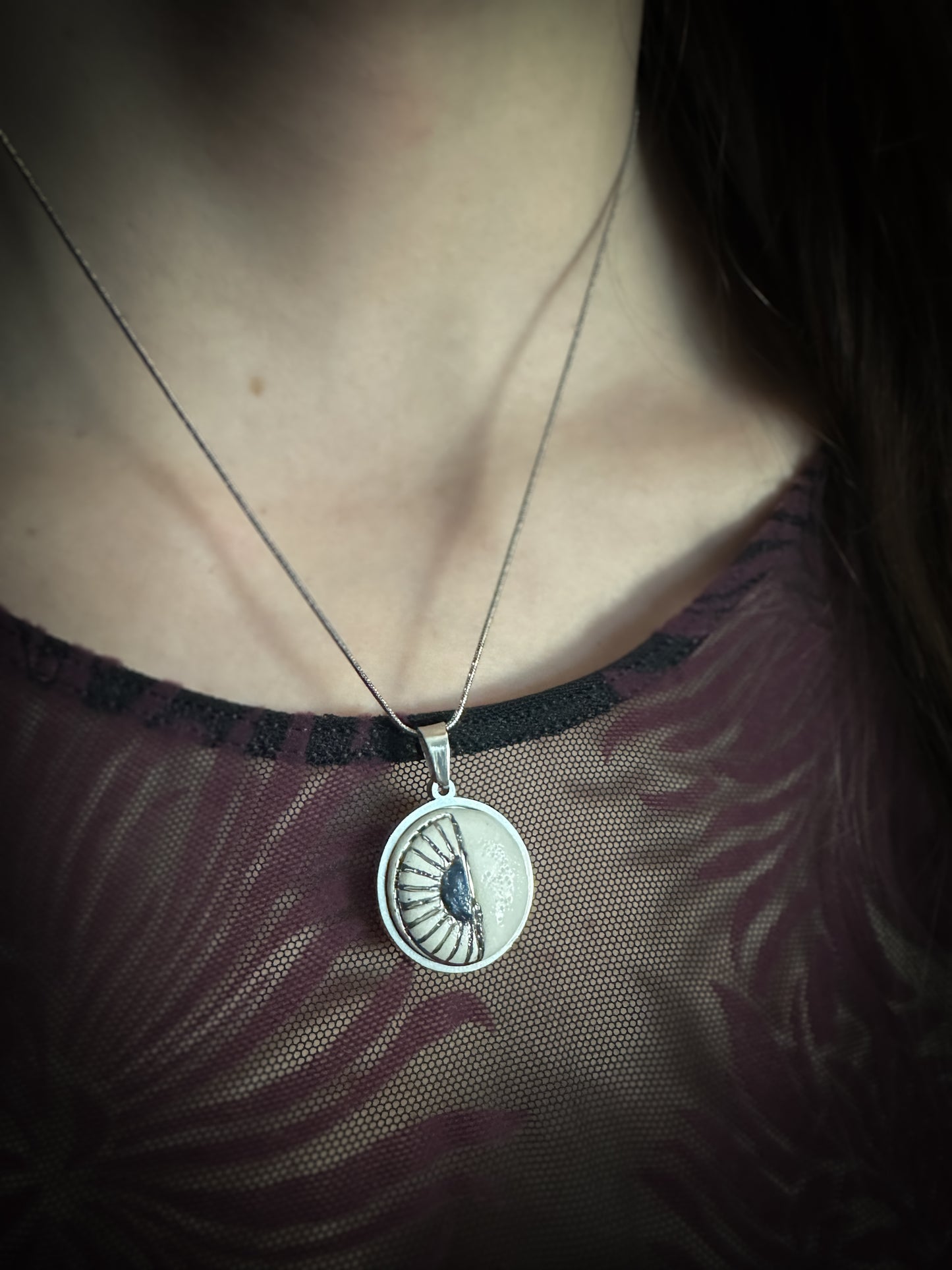 Sky Amulet | Ciondolo in ceramica e lustri oro e platino