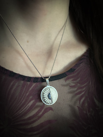 Sky Amulet | Ciondolo in ceramica e lustri oro e platino