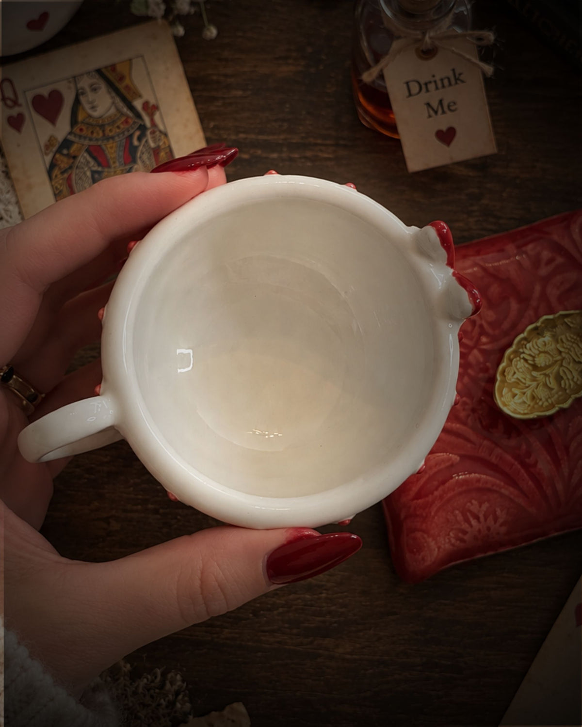 Tazzina Drink Me in ceramica vista dall'alto, con l'interno smaltato