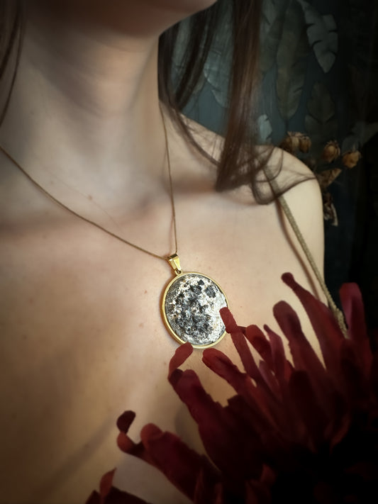 Gold Elegance Moon | Ciondolo Luna Piena in Ceramica