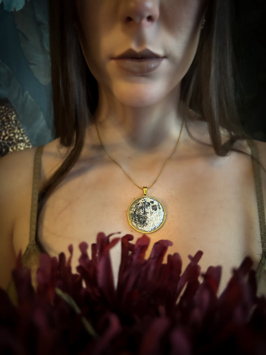 Gold Elegance Moon | Ciondolo Luna Piena in Ceramica