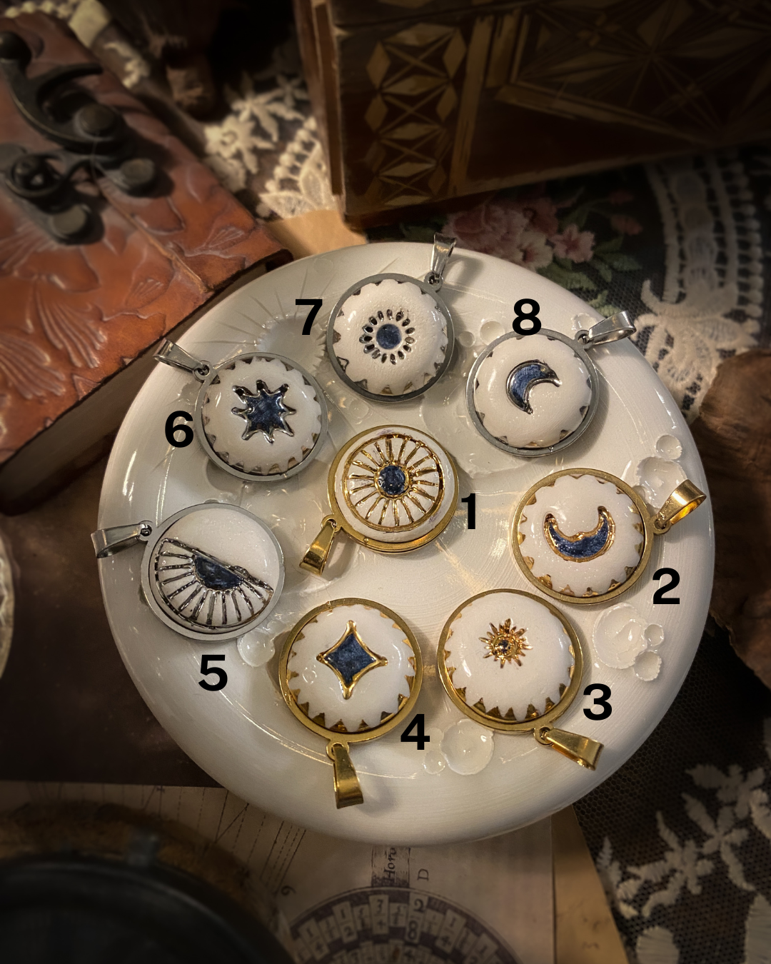 Sky Amulet | Ciondolo in ceramica e lustri oro e platino