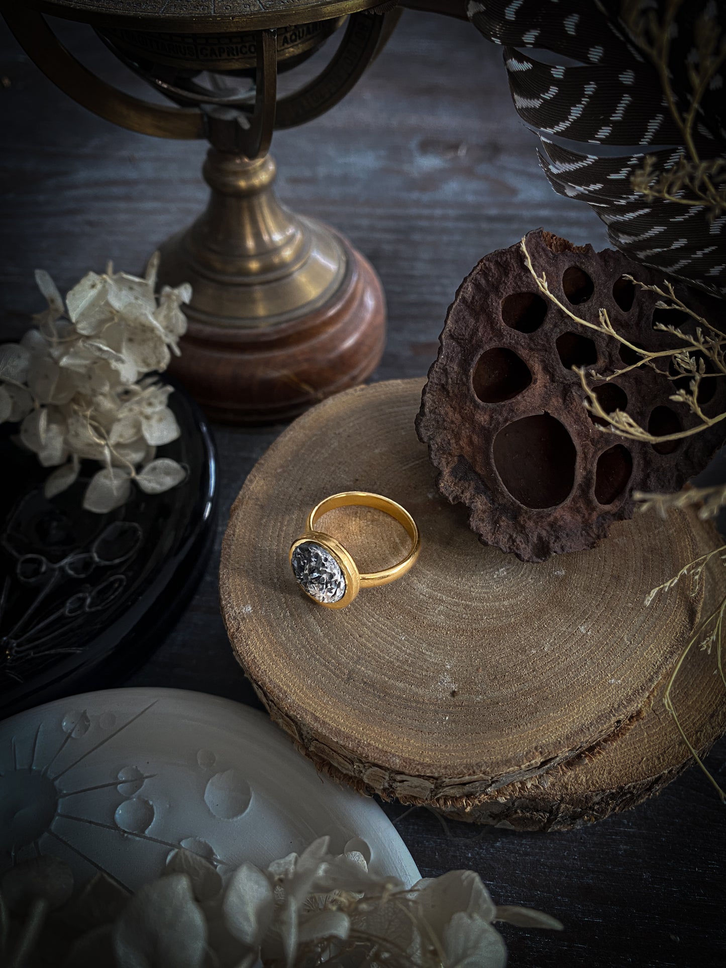Gold Elegance Moon | Anello Luna in Porcellana