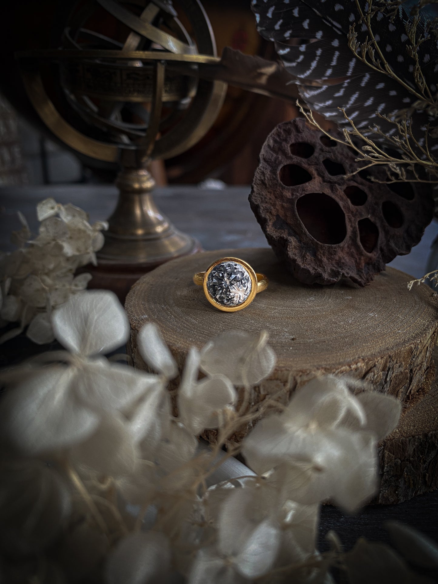 Gold Elegance Moon | Anello Luna in Porcellana