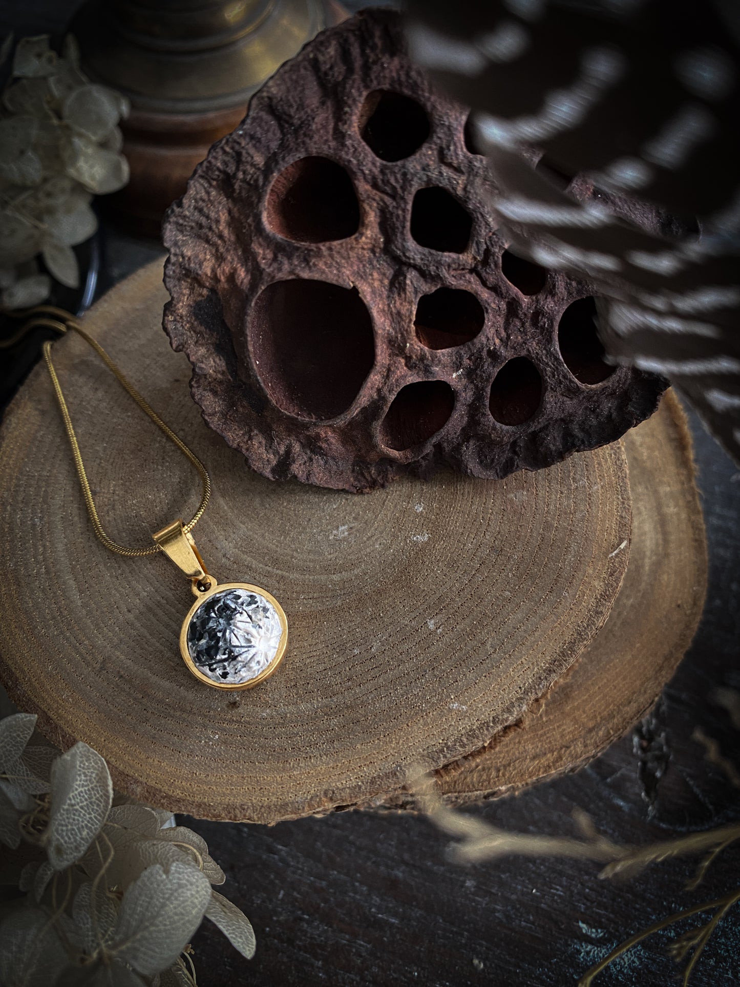 Gold Elegance Moon | Ciondolo Luna in Porcellana