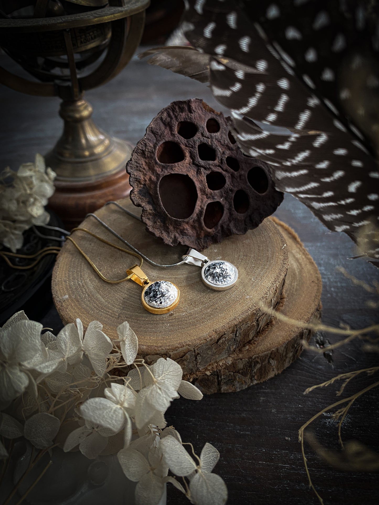 Gold Elegance Moon | Ciondolo Luna in Porcellana
