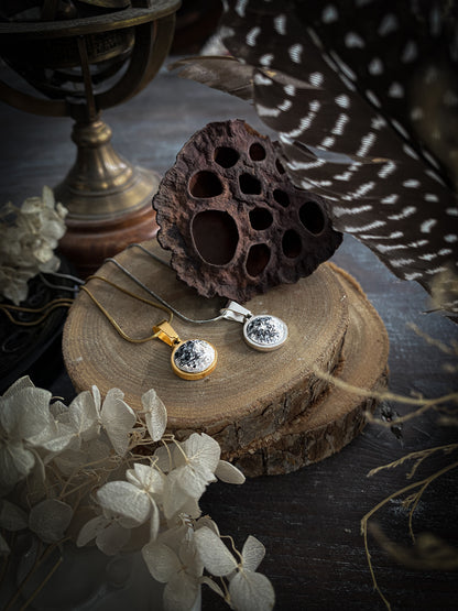 Gold Elegance Moon | Ciondolo Luna in Porcellana