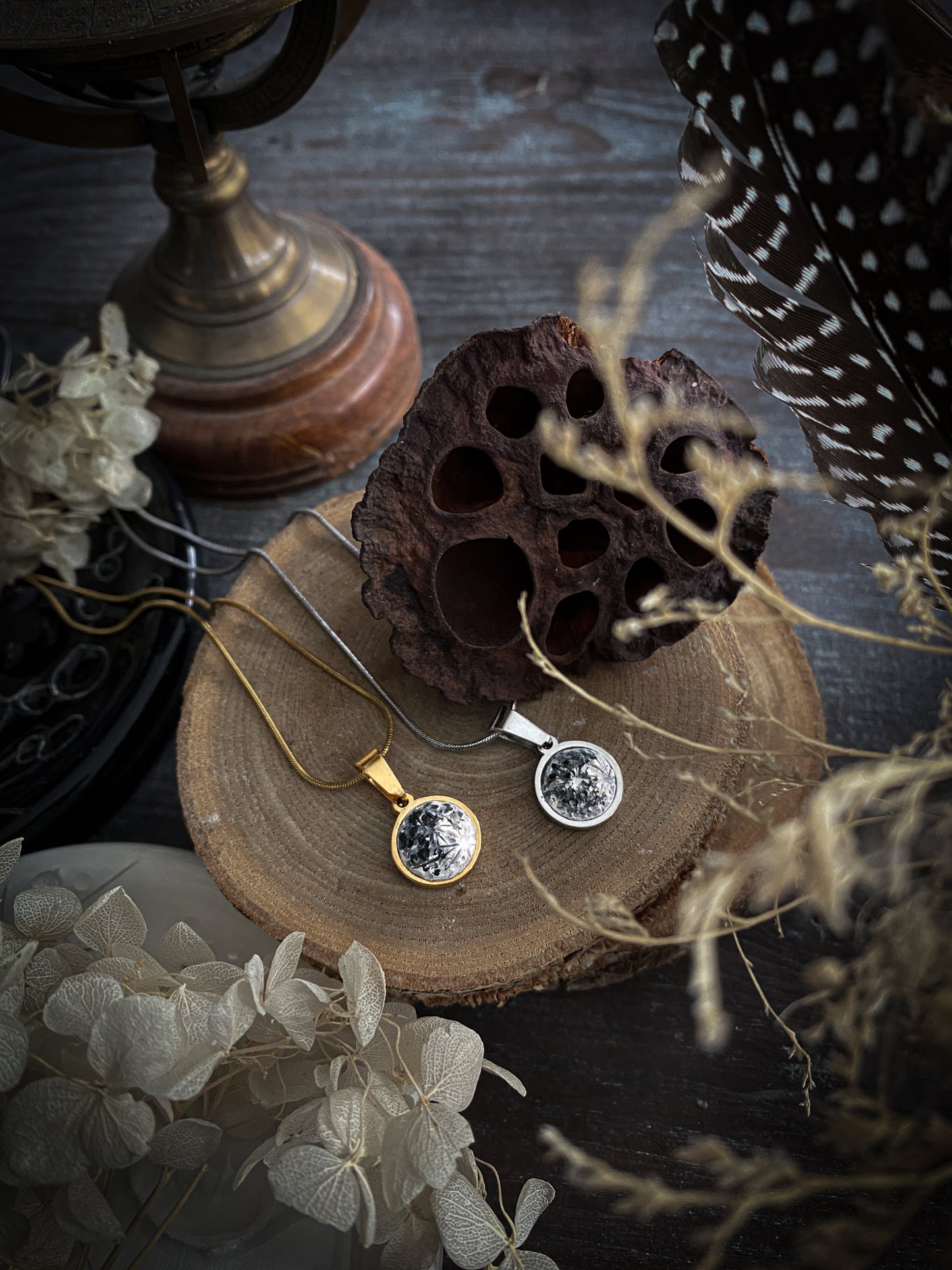 Platinum Elegance Moon | Ciondolo Luna in Porcellana
