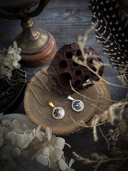 Platinum Elegance Moon | Ciondolo Luna in Porcellana