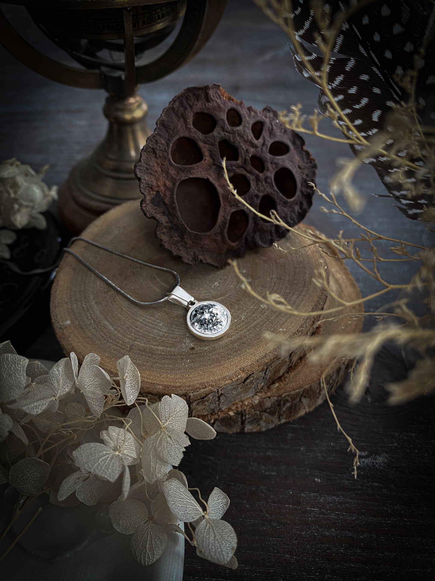 Platinum Elegance Moon | Ciondolo Luna in Porcellana