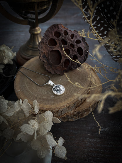 Platinum Elegance Moon | Ciondolo Luna in Porcellana
