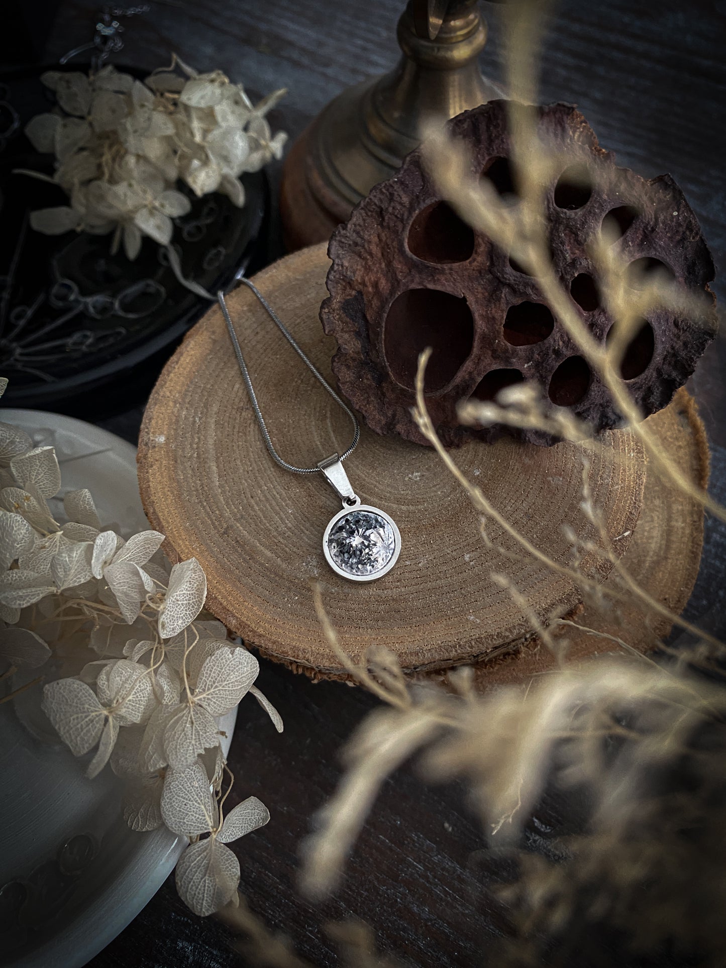 Platinum Elegance Moon | Ciondolo Luna in Porcellana