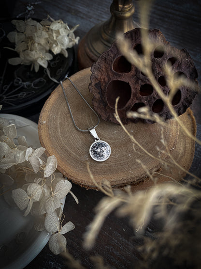 Platinum Elegance Moon | Ciondolo Luna in Porcellana