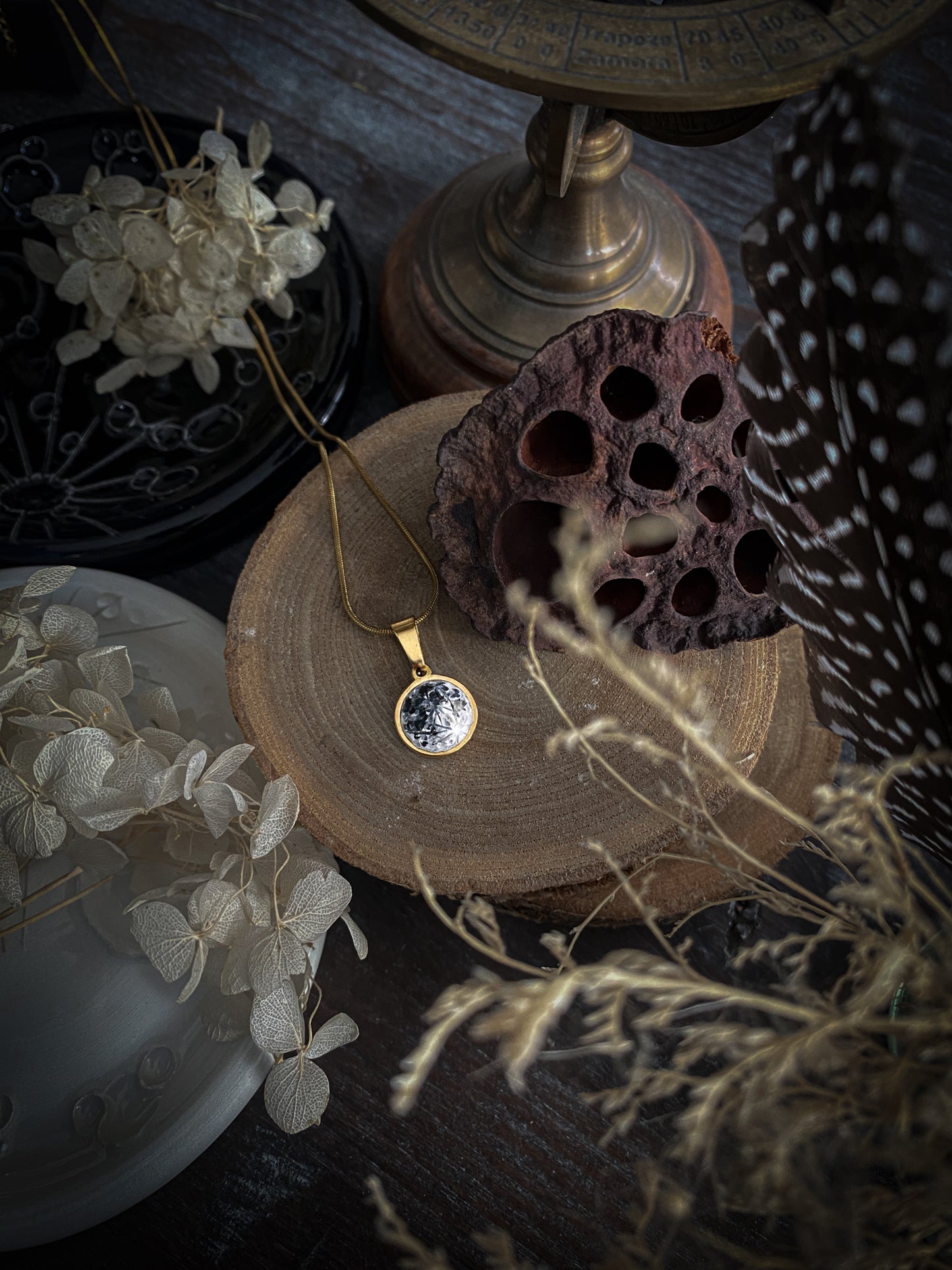 Gold Elegance Moon | Ciondolo Luna in Porcellana