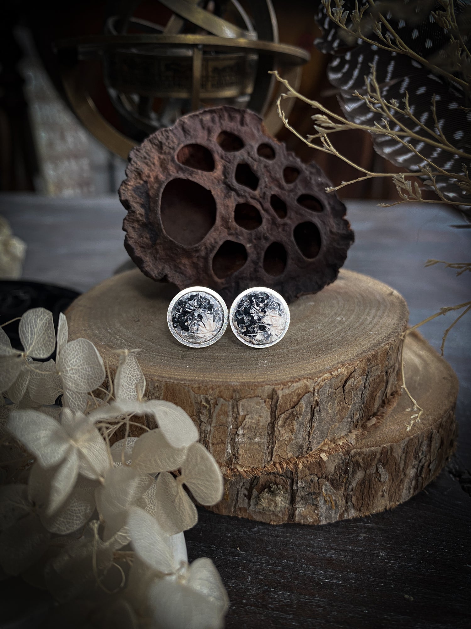 Platinum Elegance Moon, orecchini a luna piena in porcellana con lustro platino