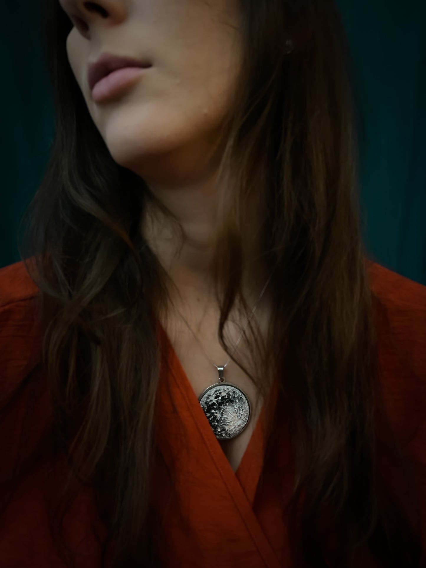 Platinum Elegance Moon | Ciondolo Luna in Porcellana