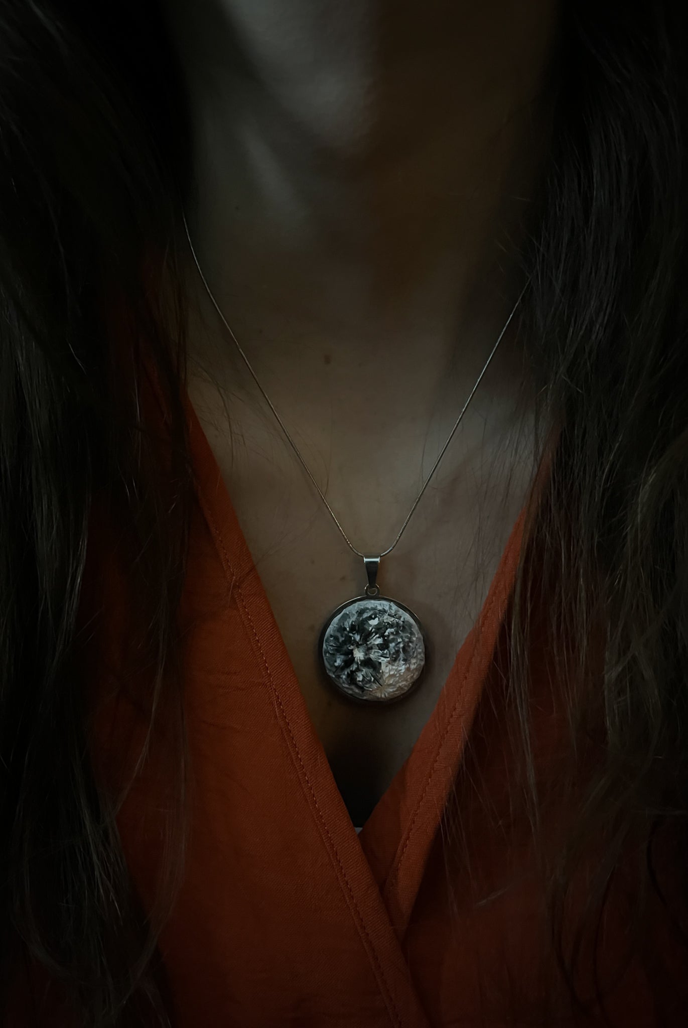 Platinum Elegance Moon | Ciondolo Luna in Porcellana