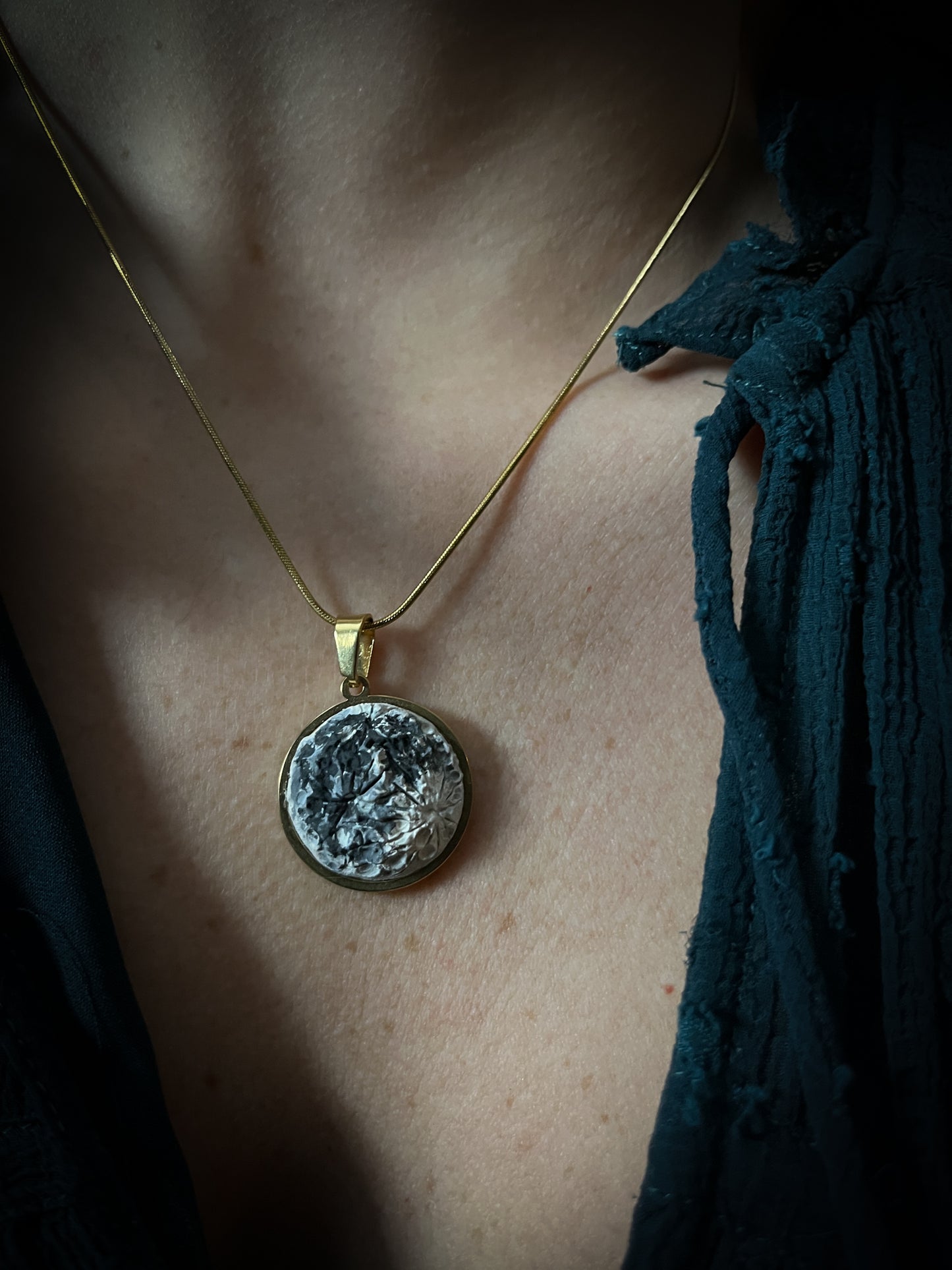 Gold Elegance Moon | Ciondolo Luna in Porcellana