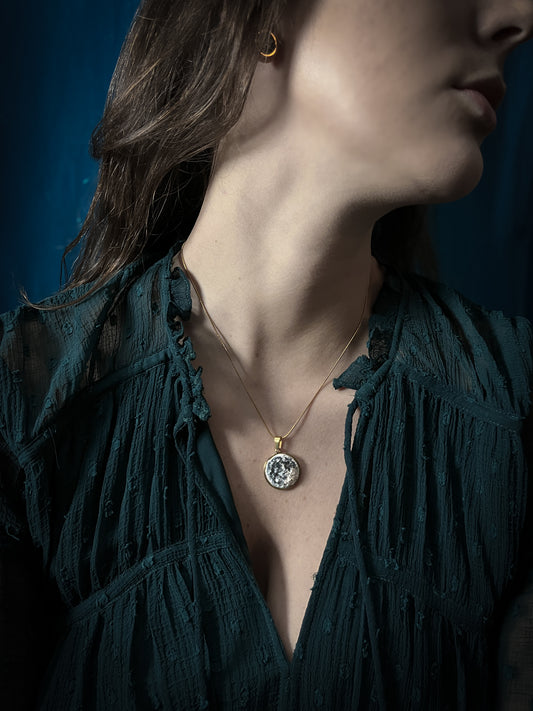 Gold Elegance Moon | Ciondolo Luna in Porcellana
