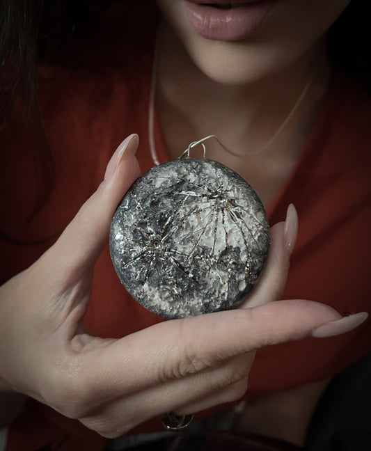 Small Moon | Ciondolo Luna Piena in Ceramica