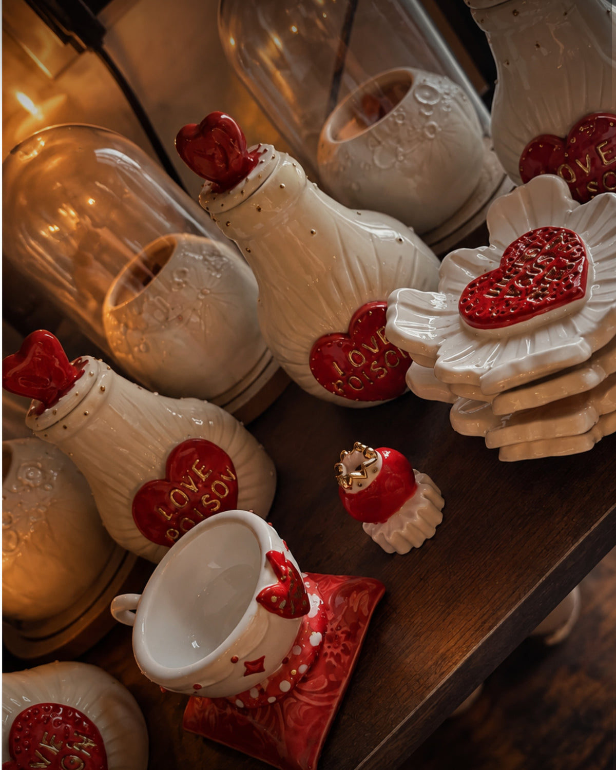 Collezione Love Potion in ceramica: ampolle Love Poison, quadretti Under Your Spell, tazzina e porta incenso a cuore