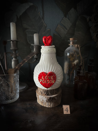 Love Poison, quarta ampolla in ceramica: veleno d'amore modellato a mano