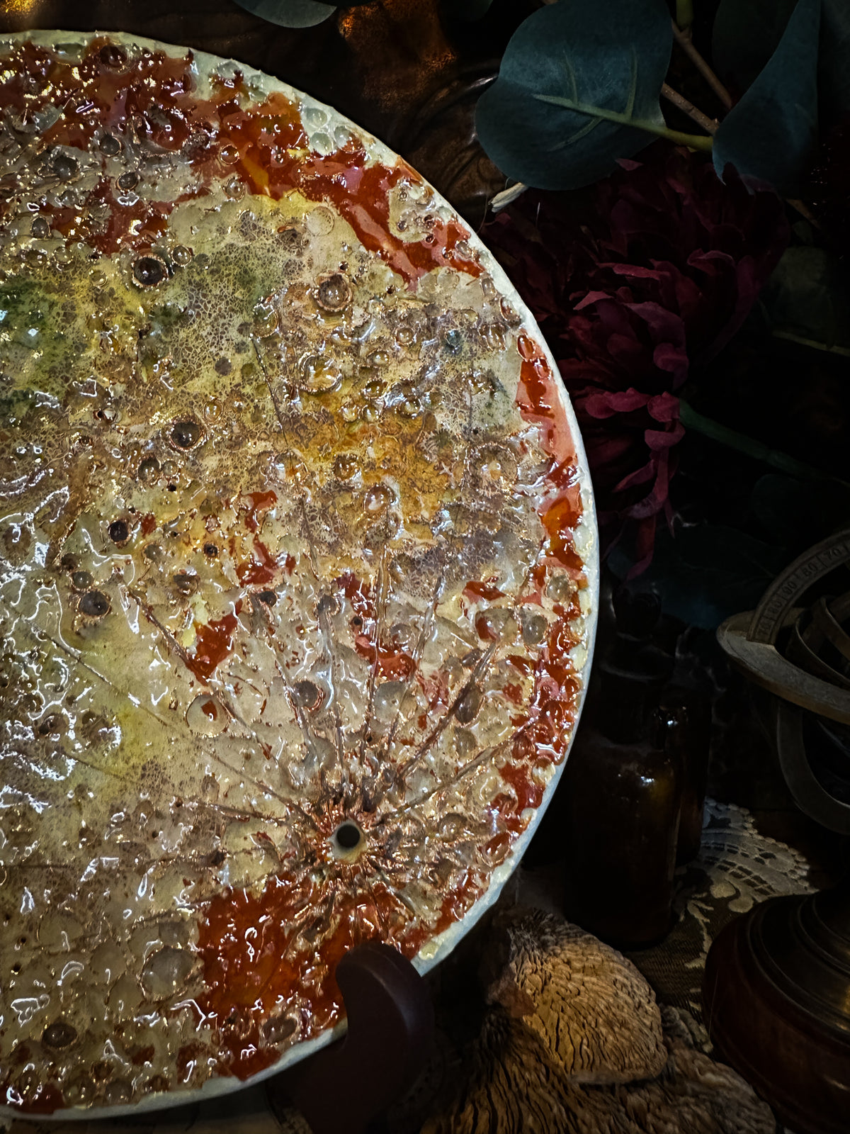Dettaglio della Luna del Raccolto n. VI: bolle d'ambra, smalto rosso e cratere passante