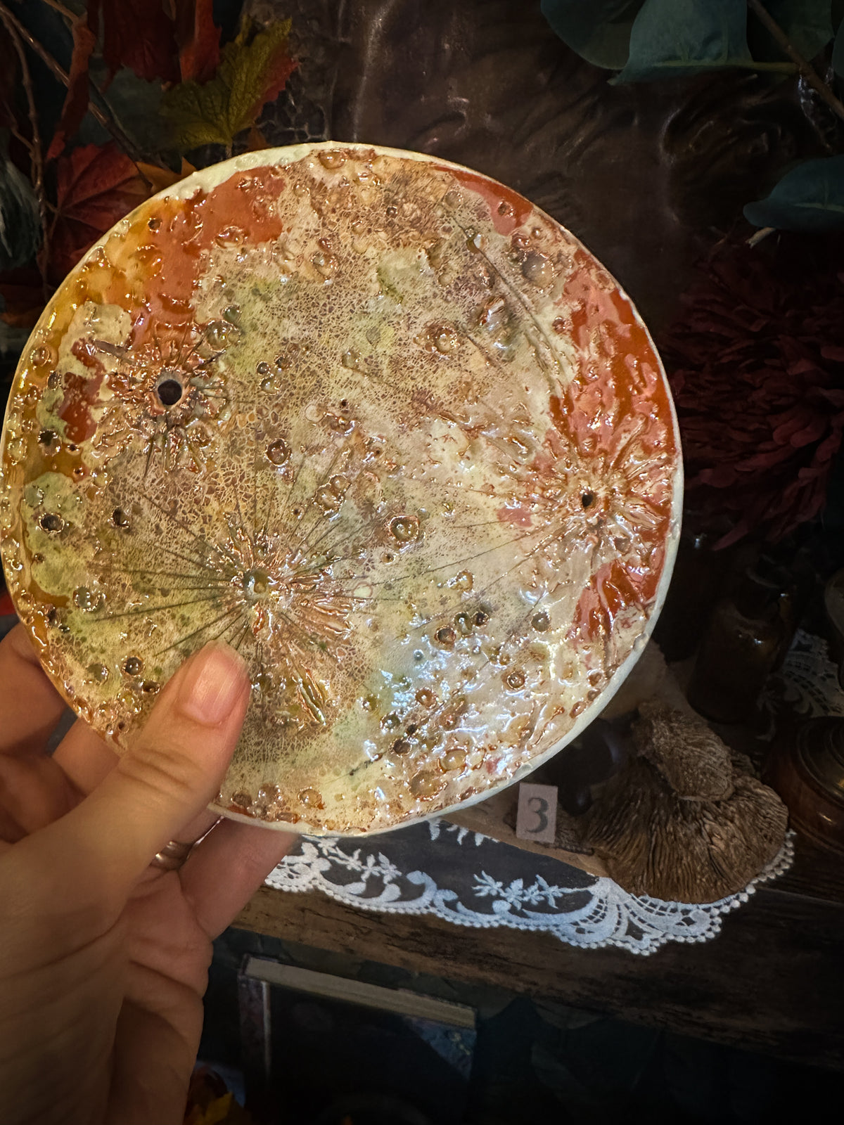 Luna del Raccolto in ceramica — Luna dell'Equilibrio n. III, crema e verde pallido con superficie crettata