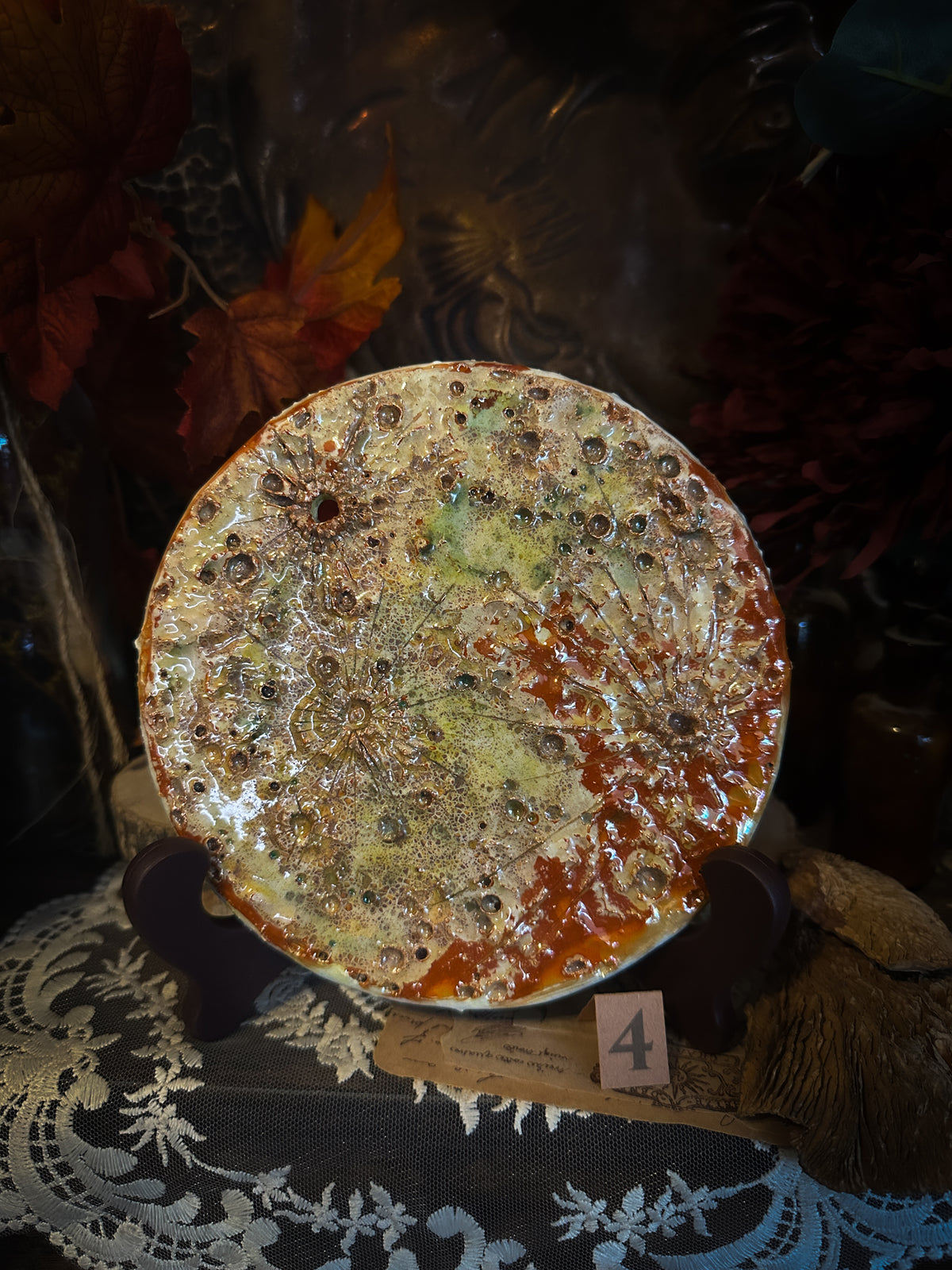 Luna del Raccolto in ceramica — Luna dell'Equilibrio n. IV, crema pesca con sferzata rossa e gocce d'ambra
