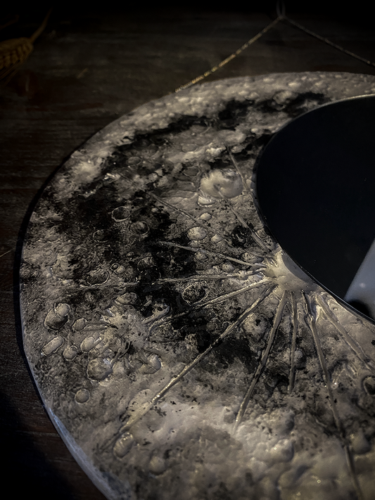 ravvicinato luna in ceramica con specchio