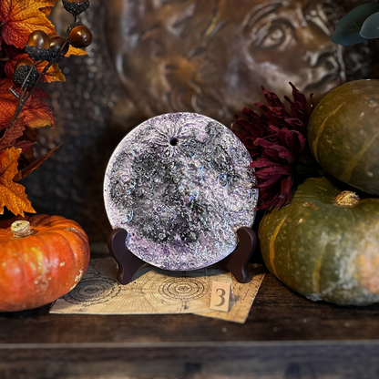Luna della Soglia III fra le zucche, luna piena di ottobre in ceramica viola modellata a mano