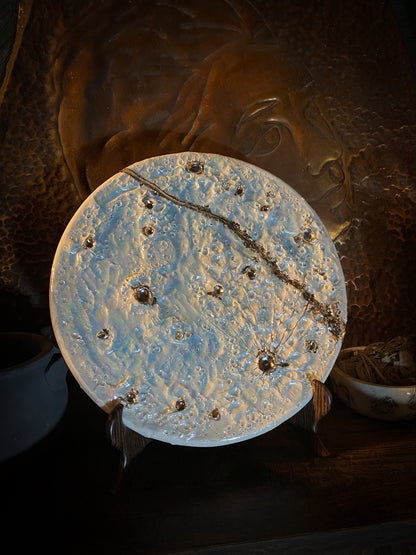 Luna della Neve 2026 Kintsugi: luna in ceramica con la frattura ricomposta in lustro platino