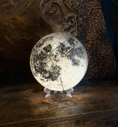 Luna Kintsugi 03: luna in ceramica con la frattura ripercorsa in oro
